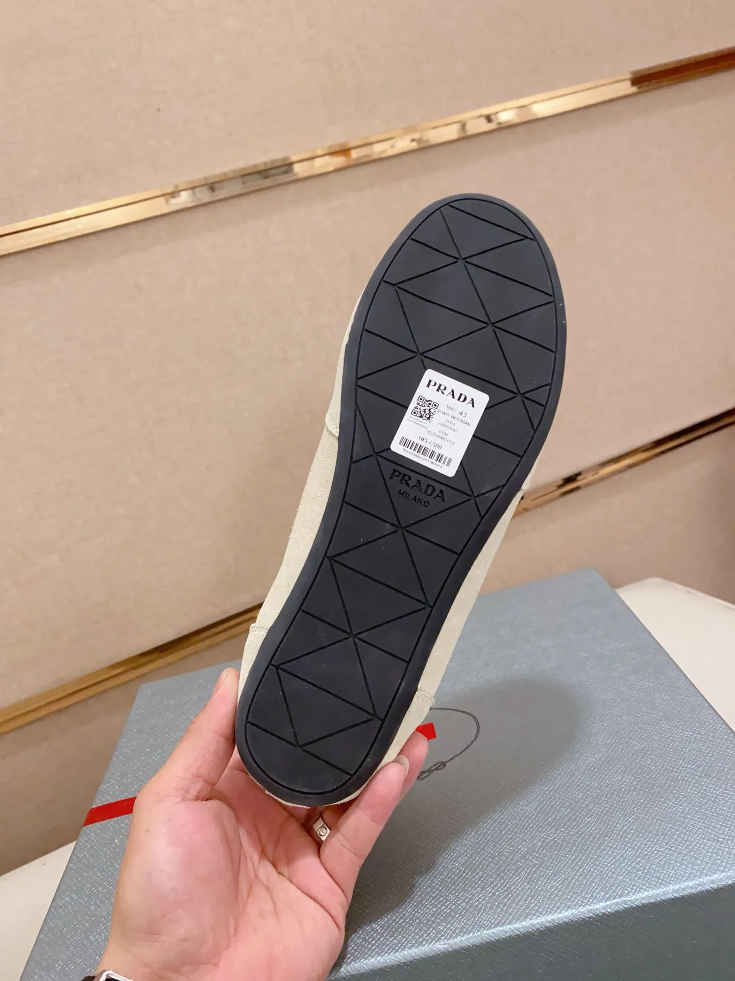 Men's shoes 💰 500💰 ✔️✔️✔️High version High-quality new PRADA counters are launched simultaneously. The new men's shoes and 😘fabrics are selected from first-layer cow suede and waterproof fabrics, and are made by pure handicrafts. Lining: Full sheepskin lining. 👍🏿 High-end ☄️ air-cushion molded anti-slip rubber outsole, exquisite lines, simple and elegant, comfortable and high-end for leisure travel. Number of yards: 38 to 44. Can be customized45